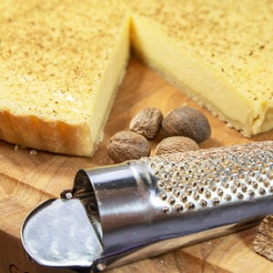 Nutmeg and spice grater, with container built in, 1 free nutmeg included